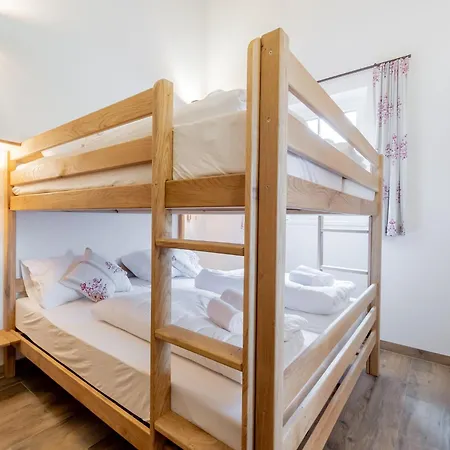 木屋 In Near Slopes *